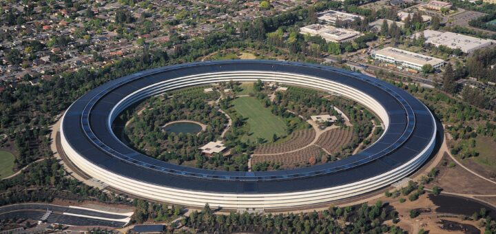 Letecký pohled na kruhové sídlo Applu Apple Park v Cupertinu