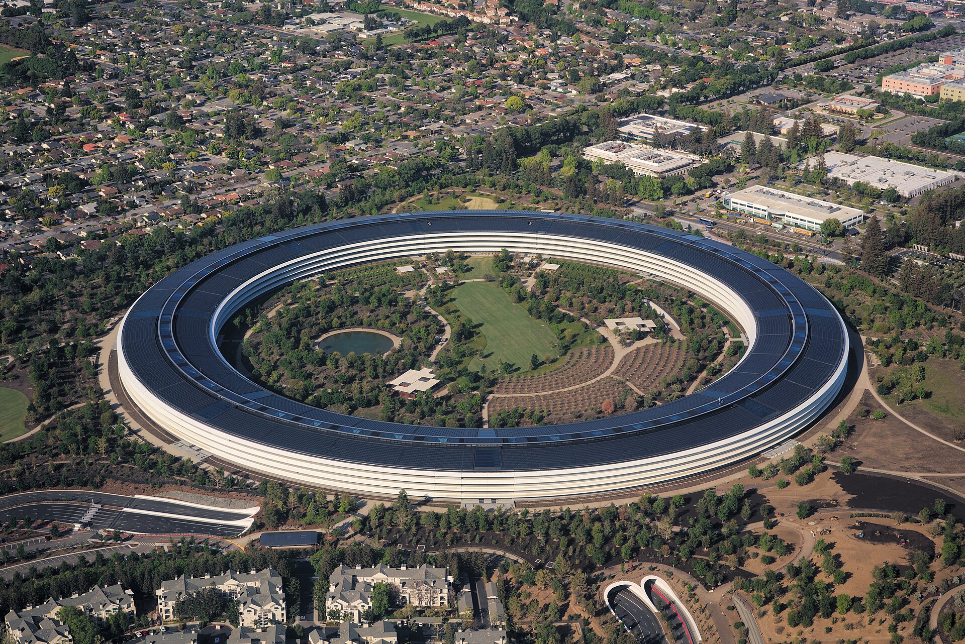 Letecký pohled na kruhové sídlo Applu Apple Park v Cupertinu