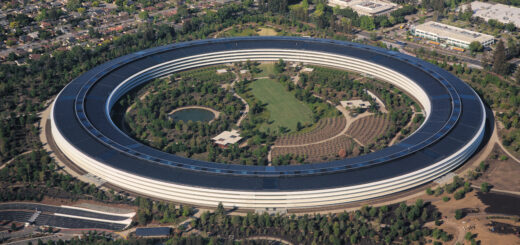 Letecký pohled na kruhovou centrálu Apple Park v Cupertinu