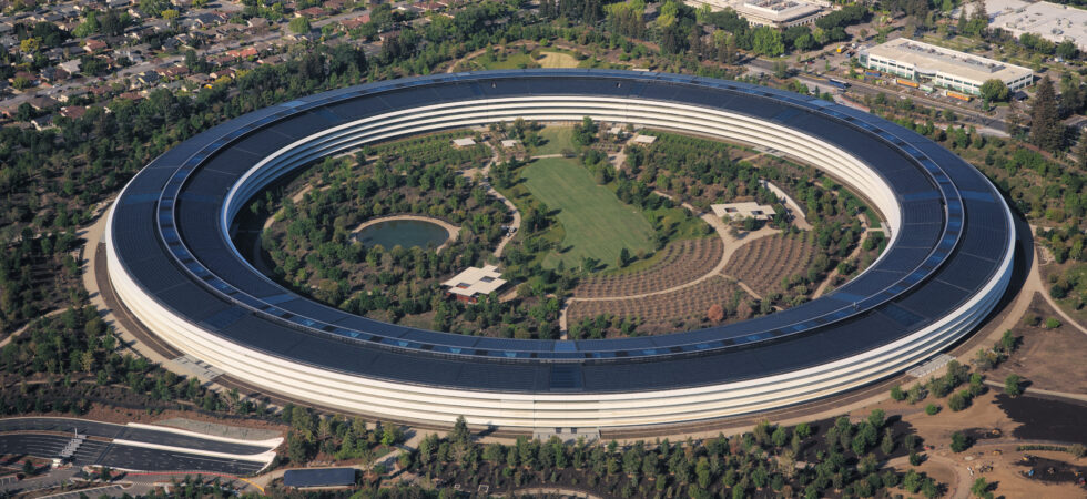Letecký pohled na kruhovou centrálu Apple Park v Cupertinu