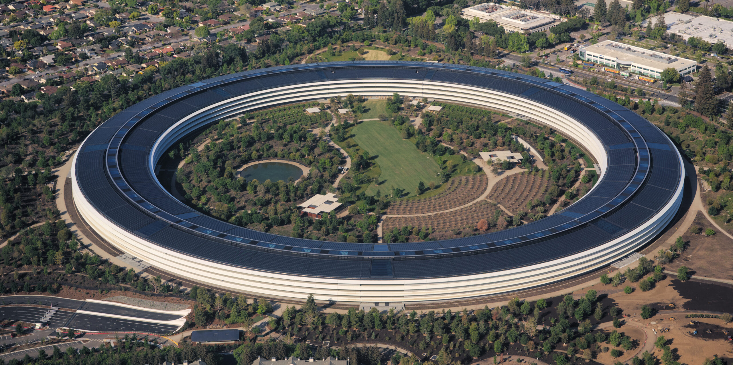 Letecký pohled na kruhovou centrálu Apple Park v Cupertinu