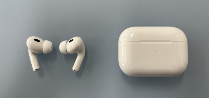 AirPods Pro druhé generace ve svém nabíjecím pouzdru