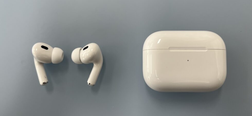AirPods Pro druhé generace ve svém nabíjecím pouzdru