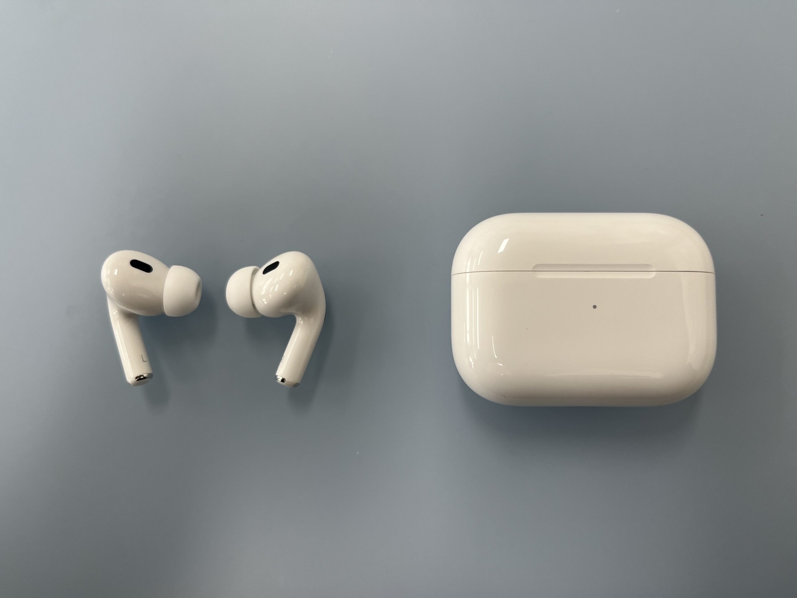 AirPods Pro druhé generace ve svém nabíjecím pouzdru