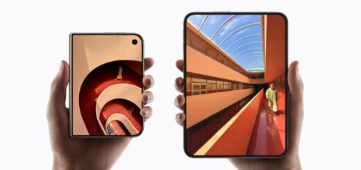 Dvě ruce drží iPhone Duo – jeden složený, druhý rozložený