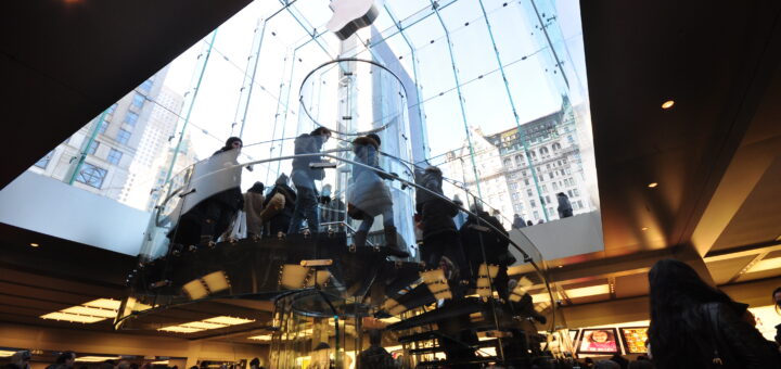 Skleněné schodiště v newyorské prodejně Apple Store na Fifth Avenue