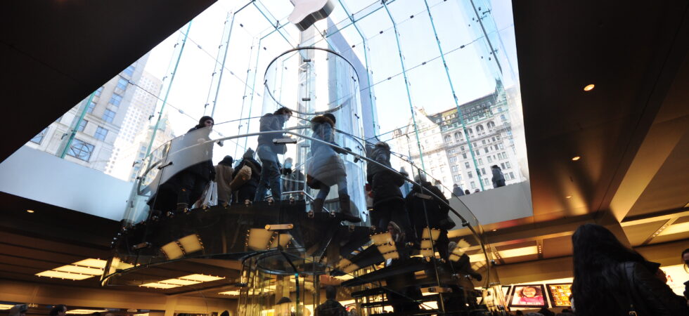Skleněné schodiště v newyorské prodejně Apple Store na Fifth Avenue