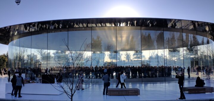 Steve Jobs Theater v areálu Apple Park, kde Apple pořádá své keynote akce