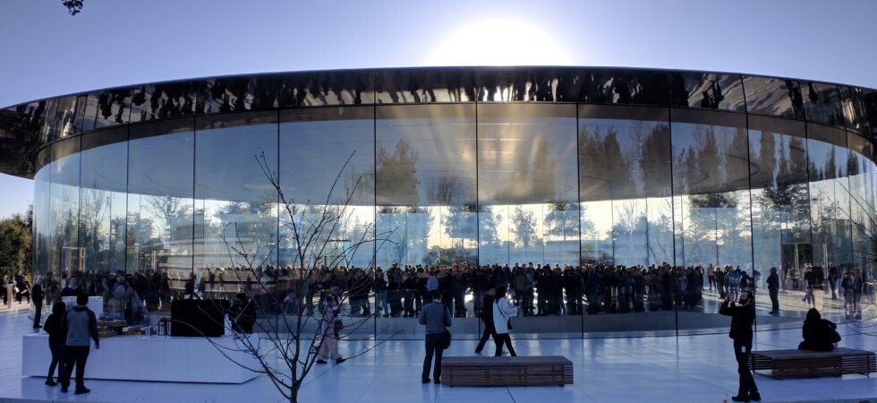 Steve Jobs Theater v areálu Apple Park, kde Apple pořádá své keynote akce