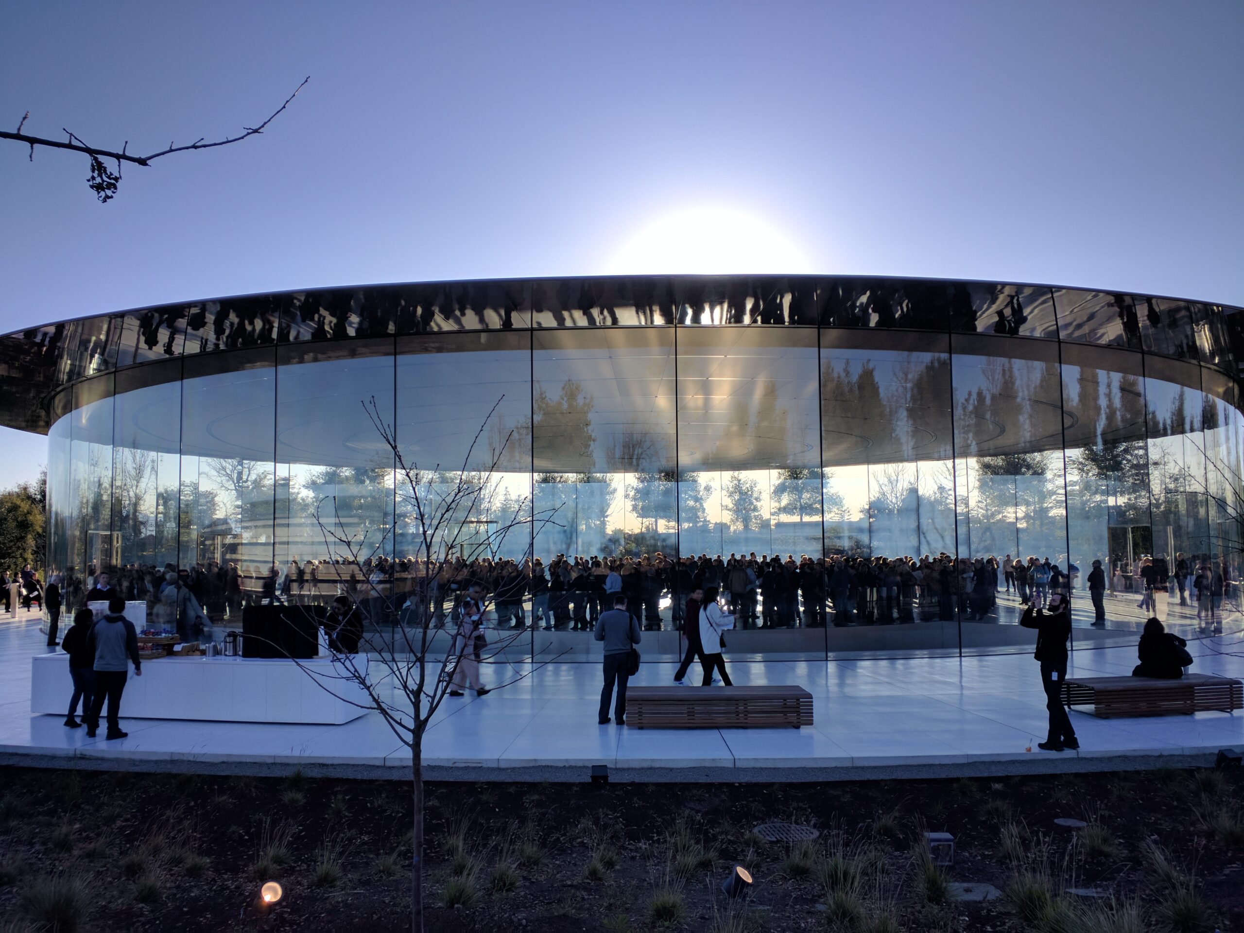 Steve Jobs Theater v areálu Apple Park, kde Apple pořádá své keynote akce